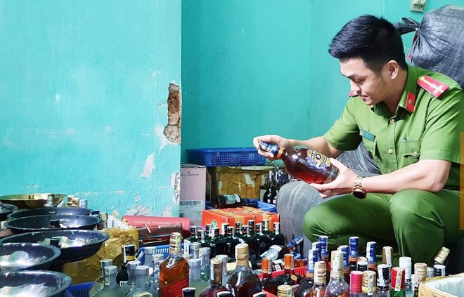 Phát hiện 59 bình shisha, gần 400 chai rượu ngoại không rõ nguồn gốc trong quán bar ở Đà Nẵng - Ảnh 1.