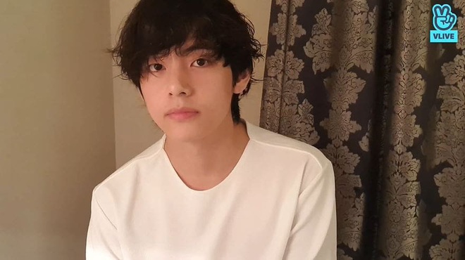 V (BTS) ng&aacute;n ngẩm khi bị fan cuồng đeo b&aacute;m mọi l&uacute;c mọi nơi: Thật đ&aacute;ng sợ, hi vọng họ dừng h&agrave;nh động đ&oacute; lại - Ảnh 2.