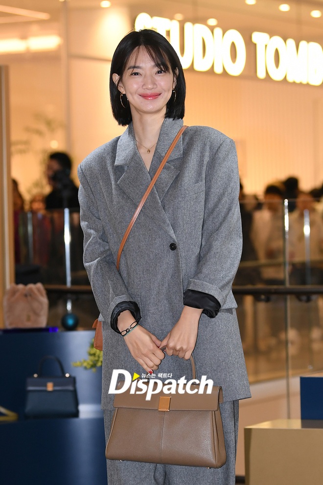 Shin Min Ah khiến trung t&acirc;m thương mại n&aacute;o loạn v&igrave; qu&aacute; đẹp, Dispatch tung ngay bộ ảnh si&ecirc;u cận b&oacute;c l&agrave;n da g&acirc;y cho&aacute;ng - Ảnh 2.