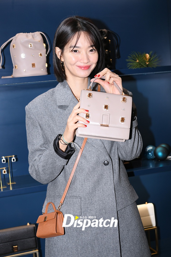 Shin Min Ah khiến trung t&acirc;m thương mại n&aacute;o loạn v&igrave; qu&aacute; đẹp, Dispatch tung ngay bộ ảnh si&ecirc;u cận b&oacute;c l&agrave;n da g&acirc;y cho&aacute;ng - Ảnh 3.