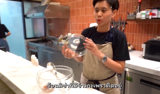 Nhà hàng Thái Lan “u mê” Lisa (BLACKPINK) tới mức đóng hộp kính chiếc thìa Lisa từng dùng, thậm chí không rửa, vẫn còn... dính cơm - Ảnh 4.