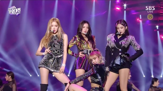 Nhìn lại sân khấu trăm triệu views cực đỉnh của BLACKPINK: Lần đầu cả 4 mẩu cùng nhảy SOLO, màn thay váy thần tốc của Jennie khiến netizen trầm trồ - Ảnh 7.