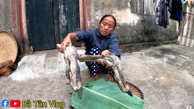 Nướng chân đà điểu nhưng cứ gọi lệch sang chân gà, Bà Tân Vlog lại tiếp tục thêm vào từ điển của mình những tên món thật khác biệt - Ảnh 1.