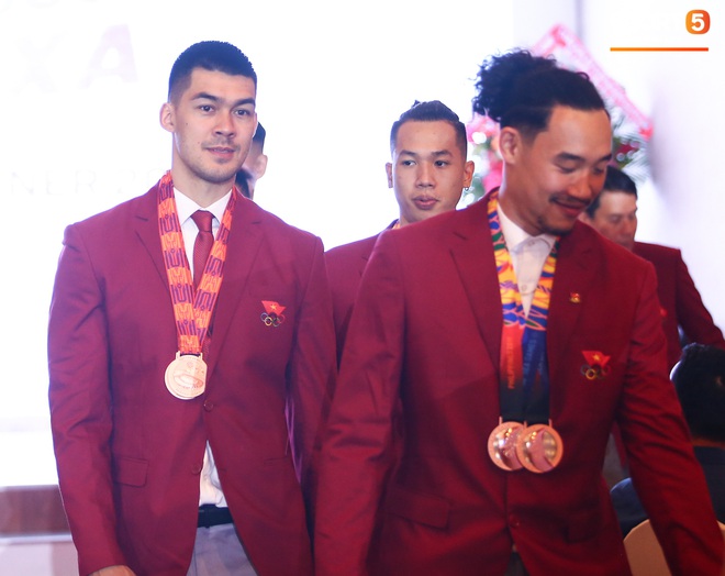 50 sắc thái của cầu thủ bóng rổ Việt Nam trong đêm gala mừng chiến thắng tại SEA Games 30 - Ảnh 7.