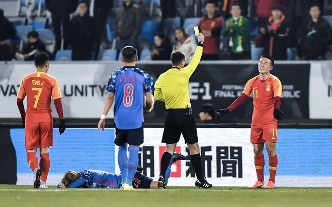 Rợn người với pha tung chân đạp thẳng vào đầu đối phương của tuyển thủ Trung Quốc, phản ứng sau đó của anh này càng làm fan phẫn nộ hơn - Ảnh 4.
