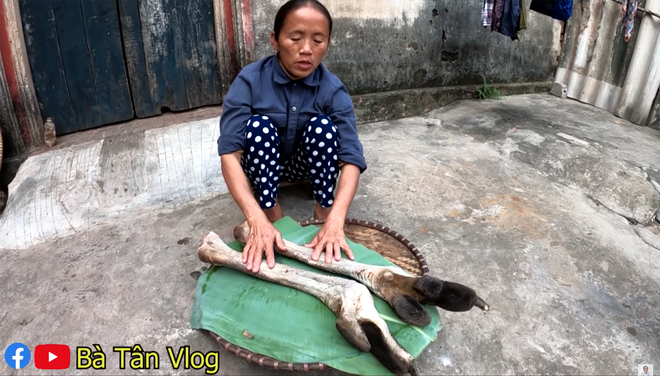 Nướng chân đà điểu nhưng cứ gọi lệch sang chân gà, Bà Tân Vlog lại tiếp tục thêm vào từ điển của mình những tên món thật khác biệt - Ảnh 2.