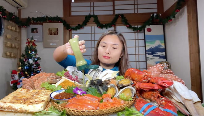 Quỳnh Trần JP chơi lớn mua hẳn 11 món hải sản để ăn mừng 2 triệu subscribes, bé Sa xuất hiện đúng 5 giây nhưng lại chiếm spotlight bởi biểu cảm đờ đẫn - Ảnh 5.