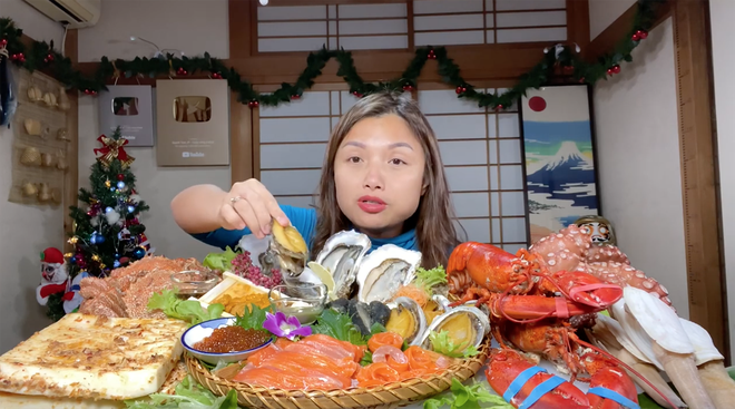 Quỳnh Trần JP chơi lớn mua hẳn 11 món hải sản để ăn mừng 2 triệu subscribes, bé Sa xuất hiện đúng 5 giây nhưng lại chiếm spotlight bởi biểu cảm đờ đẫn - Ảnh 6.