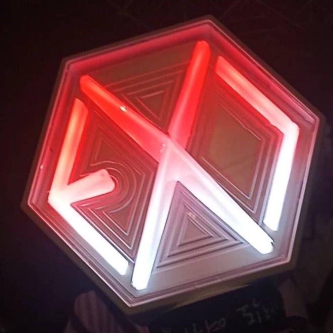 Lightstick EXO đỉnh cao s&aacute;ng tạo: Concert đi đến đ&acirc;u đ&egrave;n đổi m&agrave;u theo quốc kỳ nước đ&oacute;, fan Việt than thở kh&ocirc;ng biết bao giờ tới lượt nước m&igrave;nh - Ảnh 4.