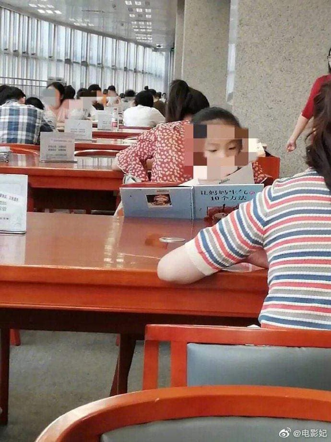 Thấy con đi thư viện mãi không về, người mẹ đến tìm thì phát điên vì tên của quyển sách cô bé đang đọc - Ảnh 2.