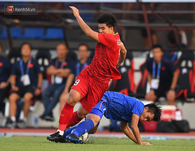 Góc phẫn nộ: Đức Chinh ngã xuống đau đớn, cầu thủ Thái Lan vẫn móc chân vào người gẩy bóng ra đá tiếp - Ảnh 3.