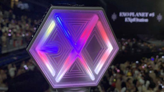 Lightstick EXO đỉnh cao s&aacute;ng tạo: Concert đi đến đ&acirc;u đ&egrave;n đổi m&agrave;u theo quốc kỳ nước đ&oacute;, fan Việt than thở kh&ocirc;ng biết bao giờ tới lượt nước m&igrave;nh - Ảnh 2.