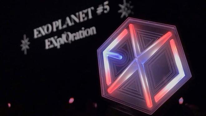 Lightstick EXO đỉnh cao s&aacute;ng tạo: Concert đi đến đ&acirc;u đ&egrave;n đổi m&agrave;u theo quốc kỳ nước đ&oacute;, fan Việt than thở kh&ocirc;ng biết bao giờ tới lượt nước m&igrave;nh - Ảnh 1.