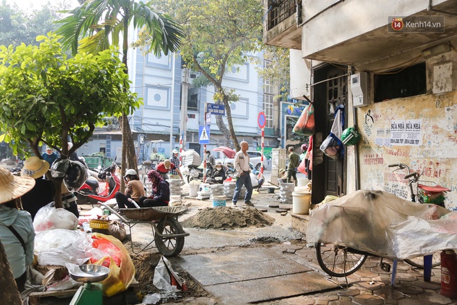 Hà Nội “đào xới” vỉa hè dịp cuối năm, khói bụi mù mịt khắp tuyến đường - Ảnh 12.