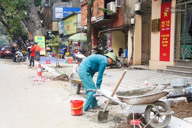 Hà Nội “đào xới” vỉa hè dịp cuối năm, khói bụi mù mịt khắp tuyến đường - Ảnh 15.