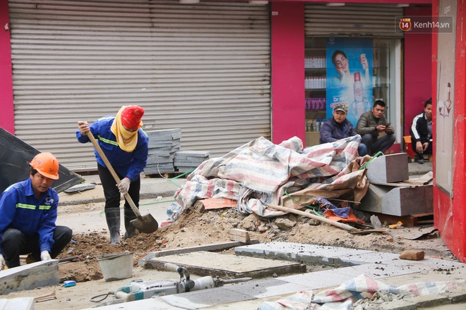 Hà Nội “đào xới” vỉa hè dịp cuối năm, khói bụi mù mịt khắp tuyến đường - Ảnh 3.