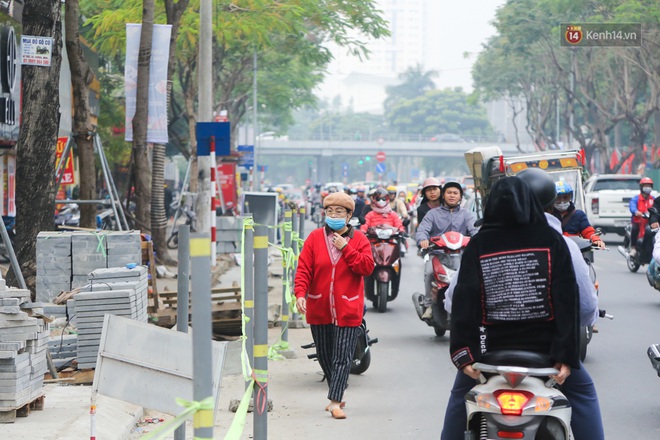 Hà Nội “đào xới” vỉa hè dịp cuối năm, khói bụi mù mịt khắp tuyến đường - Ảnh 4.