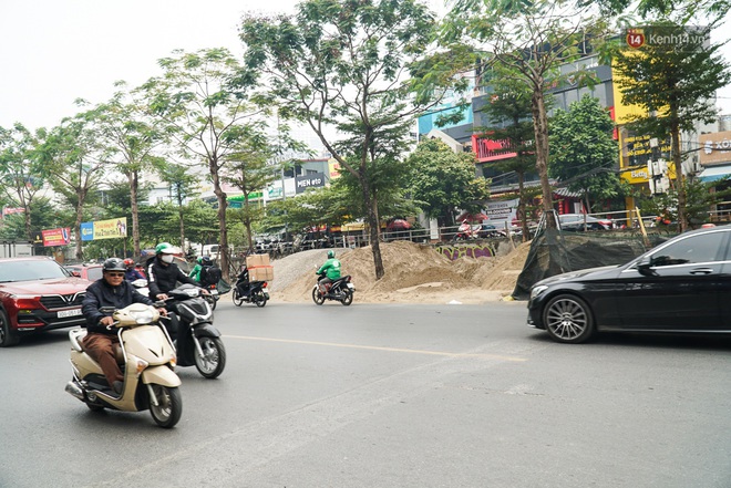 Hà Nội “đào xới” vỉa hè dịp cuối năm, khói bụi mù mịt khắp tuyến đường - Ảnh 6.