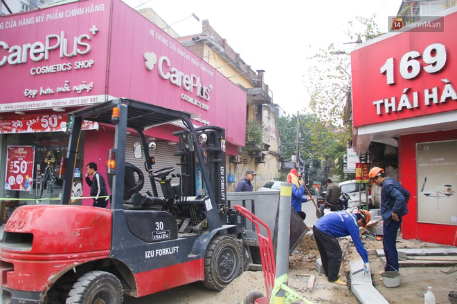 Hà Nội “đào xới” vỉa hè dịp cuối năm, khói bụi mù mịt khắp tuyến đường - Ảnh 7.