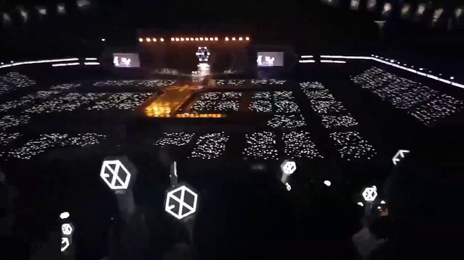 Lightstick EXO đỉnh cao s&aacute;ng tạo: Concert đi đến đ&acirc;u đ&egrave;n đổi m&agrave;u theo quốc kỳ nước đ&oacute;, fan Việt than thở kh&ocirc;ng biết bao giờ tới lượt nước m&igrave;nh - Ảnh 6.
