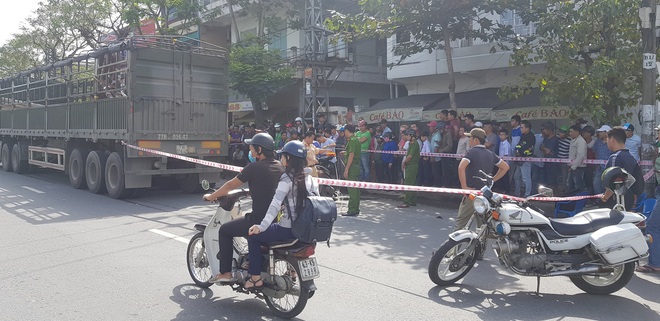 Trên đường tới trường đón con đi học về, người mẹ chết thảm dưới bánh xe tải - Ảnh 2.