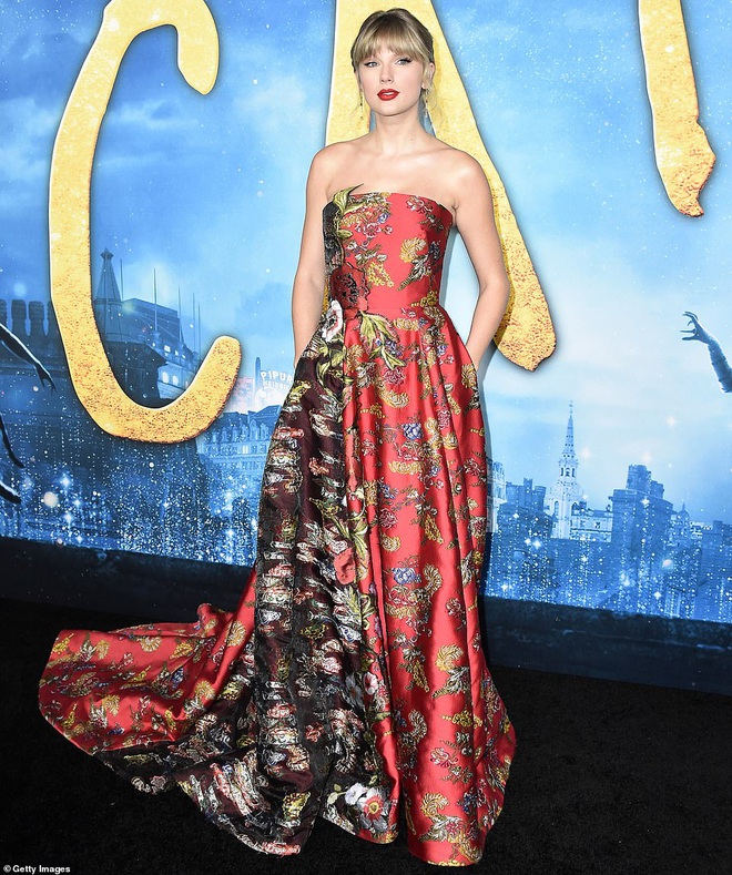 Thảm đỏ ngược đời: Taylor Swift lấn át cả dàn nhân vật chính vì quá đẹp, zoom ảnh lên còn choáng hơn vì đường nét như tạc - Ảnh 3.