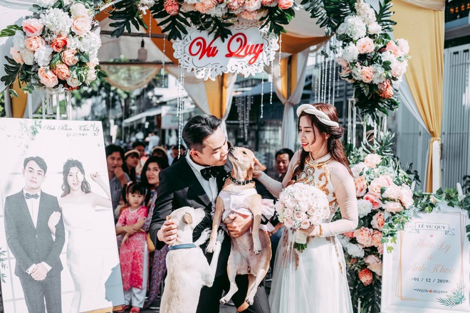 Chụp ảnh c&ugrave;ng c&ocirc; d&acirc;u ch&uacute; rể, nh&acirc;n vật Tuesday trở th&agrave;nh t&acirc;m điểm ch&uacute; &yacute; với thần th&aacute;i cưng muốn xỉu - Ảnh 4.