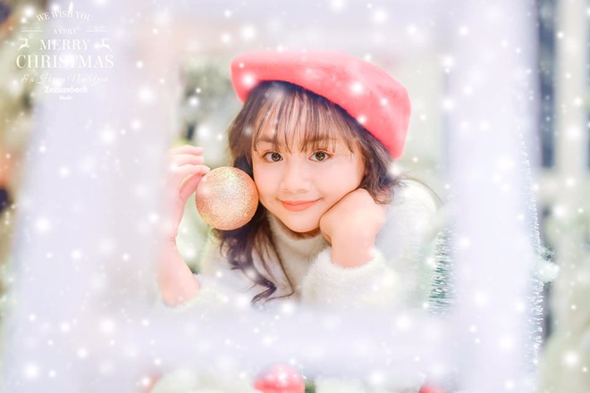 B&eacute; Bống Hoa hồng tr&ecirc;n ngực tr&aacute;i tung bộ ảnh mừng Gi&aacute;ng Sinh: Nhan sắc g&acirc;y bất ngờ, mỹ nh&acirc;n tương lai đ&acirc;y chứ đ&acirc;u! - Ảnh 4.