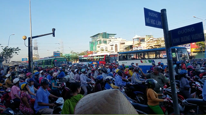 TP. HCM: Xe Phương Trang tông đuôi xe khách dừng đèn đỏ, nhiều người bị thương - Ảnh 3.