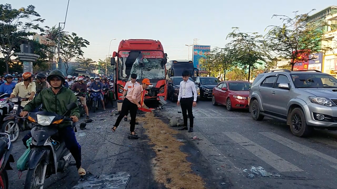 TP. HCM: Xe Phương Trang tông đuôi xe khách dừng đèn đỏ, nhiều người bị thương - Ảnh 1.