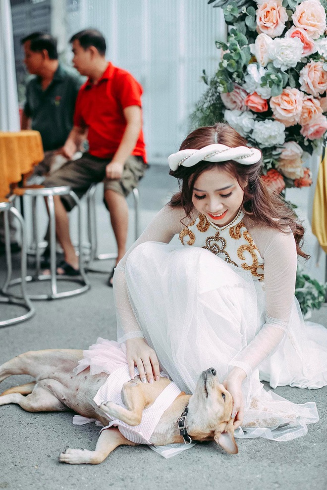 Chụp ảnh c&ugrave;ng c&ocirc; d&acirc;u ch&uacute; rể, nh&acirc;n vật Tuesday trở th&agrave;nh t&acirc;m điểm ch&uacute; &yacute; với thần th&aacute;i cưng muốn xỉu - Ảnh 5.