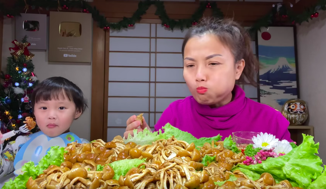 Bé Sa trở lại quay vlog cùng mẹ Quỳnh Trần, nhưng điều khiến dân tình chú ý lại là món nấm trân châu vừa lạ vừa… nhớt - Ảnh 5.