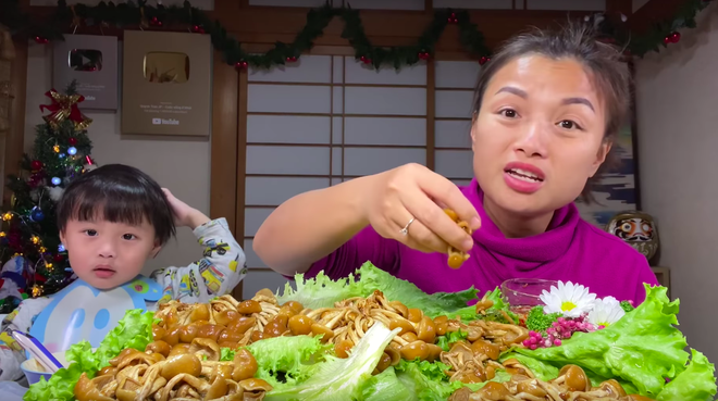 Bé Sa trở lại quay vlog cùng mẹ Quỳnh Trần, nhưng điều khiến dân tình chú ý lại là món nấm trân châu vừa lạ vừa… nhớt - Ảnh 7.