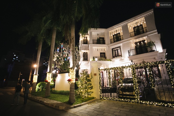 Những biệt thự triệu đô tại phố nhà giàu Sài Gòn trang hoàng Giáng sinh lộng lẫy như "lâu đài", nhiều người choáng ngợp về độ hoành tráng (+video) Img1060-1576570455680781412877