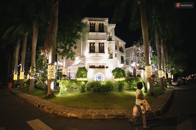 Những biệt thự triệu đô tại phố nhà giàu Sài Gòn trang hoàng Giáng sinh lộng lẫy như "lâu đài", nhiều người choáng ngợp về độ hoành tráng (+video) Img1077-15765704556882025550154