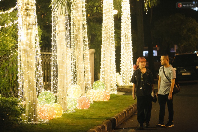 Những biệt thự triệu đô tại phố nhà giàu Sài Gòn trang hoàng Giáng sinh lộng lẫy như "lâu đài", nhiều người choáng ngợp về độ hoành tráng (+video) Img1094-15765704557252025192261