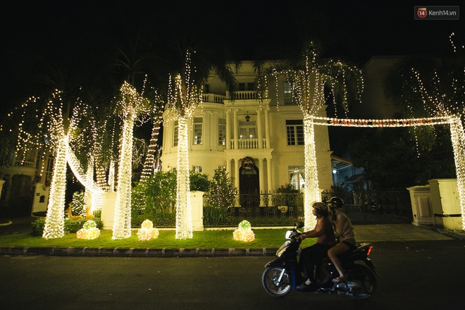 Những biệt thự triệu đô tại phố nhà giàu Sài Gòn trang hoàng Giáng sinh lộng lẫy như "lâu đài", nhiều người choáng ngợp về độ hoành tráng (+video) Img1127-1576570455743962108331