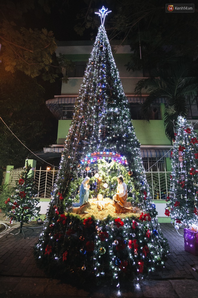 Những biệt thự triệu đô tại phố nhà giàu Sài Gòn trang hoàng Giáng sinh lộng lẫy như "lâu đài", nhiều người choáng ngợp về độ hoành tráng (+video) Img1136-15765704557491661825522