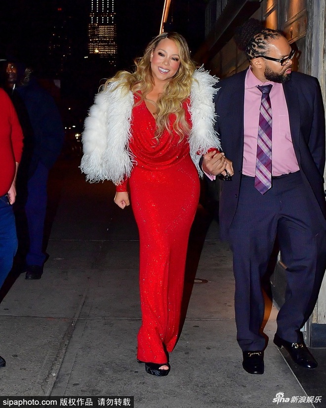 Thấy Mợ Moo là thấy Giáng Sinh đang ùa về: Mariah Carey diện đầm đỏ, khoe body đồng hồ cát bỏng mắt - Ảnh 2.