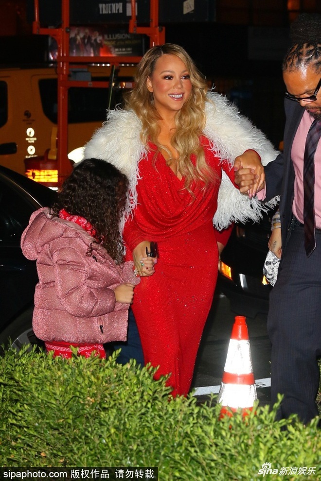 Thấy Mợ Moo là thấy Giáng Sinh đang ùa về: Mariah Carey diện đầm đỏ, khoe body đồng hồ cát bỏng mắt - Ảnh 5.