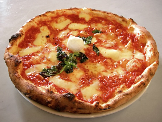 Đây là người đầu tiên trên thế giới đặt giao bánh pizza, và đó là một… nữ hoàng - Ảnh 2.