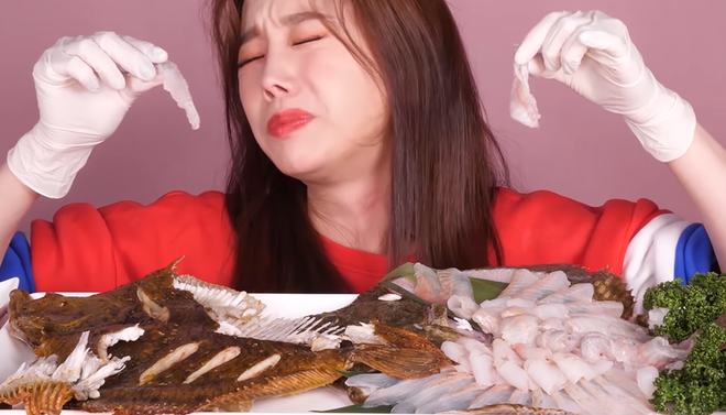 Lại lên sóng video mukbang cá, dân tình thắc mắc không biết liệu sau này thánh lật mặt Ssoyoung có ăn hết cả đại dương? - Ảnh 12.