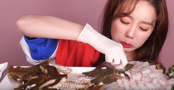 Lại lên sóng video mukbang cá, dân tình thắc mắc không biết liệu sau này thánh lật mặt Ssoyoung có ăn hết cả đại dương? - Ảnh 13.