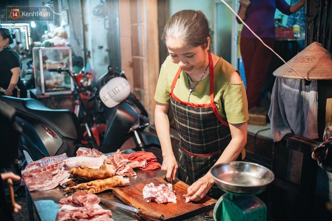 Tết đến nơi mà giá thịt lợn cứ trên trời: Người mua ám ảnh bánh chưng nhân cá! - Ảnh 1.