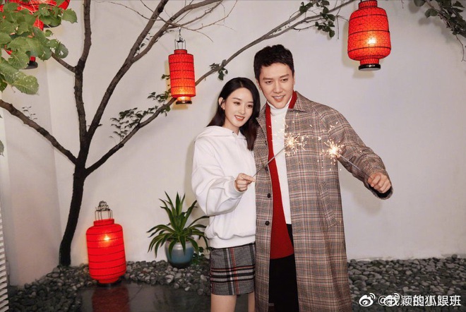 Mới nhá hàng 1 tấm ảnh, Triệu Lệ Dĩnh khiến Weibo phát sốt với khoảnh khắc tình tứ hiếm hoi với Phùng Thiệu Phong - Ảnh 1.