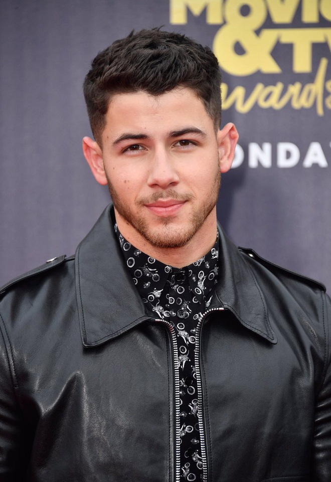 Đời tư dàn sao Jumanji 2: Kẻ lộ clip sex khi vợ bầu, Nick Jonas cưới Hoa hậu hơn 10 tuổi, nhưng chưa sốc bằng The Rock - Ảnh 8.