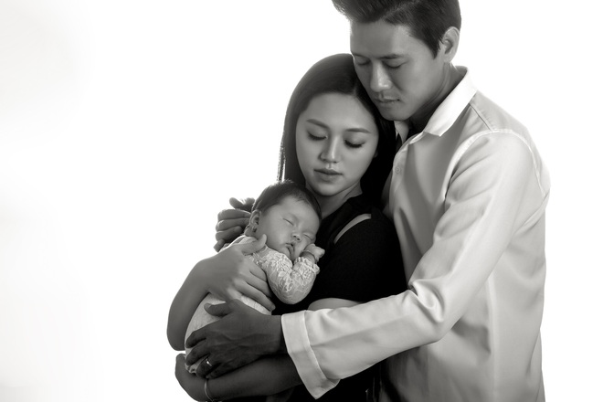 Qu&aacute;ch Ngọc Tuy&ecirc;n c&ocirc;ng khai loạt ảnh r&otilde; mặt c&ocirc;ng ch&uacute;a mới ch&agrave;o đời c&ugrave;ng b&agrave; x&atilde; k&eacute;m 10 tuổi, tiết lộ t&ecirc;n đặc biệt của b&eacute; - Ảnh 4.
