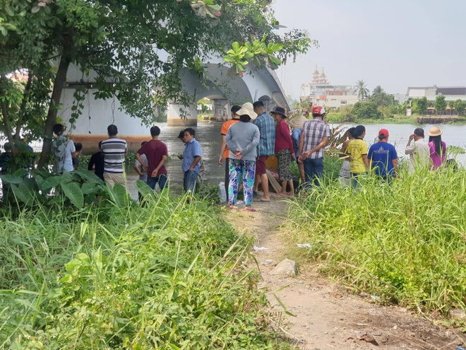 Tìm thấy thi thể nữ sinh mặc đồ thể dục lớp 11 trôi trên sông Sài Gòn sau khi nhảy cầu tự tử trước đó 2 ngày - Ảnh 2.