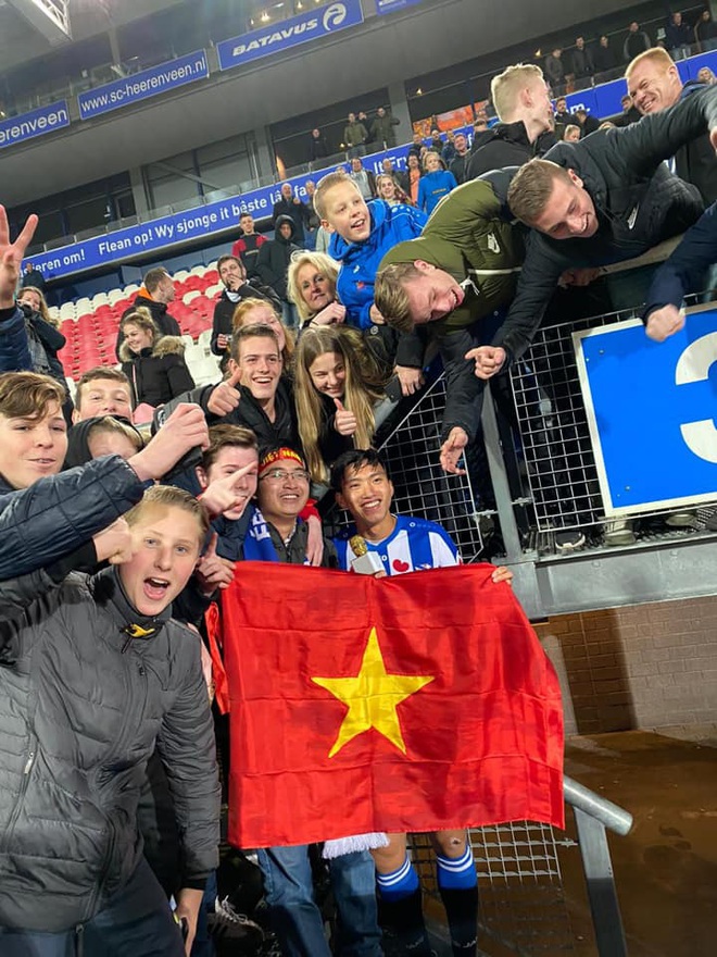 Lần đầu được thi đấu, Đoàn Văn Hậu thực hiện màn chỉ đạo CĐV Hà Lan ăn mừng: Cả khán đài đầy ắp fan bùng nổ - Ảnh 3.