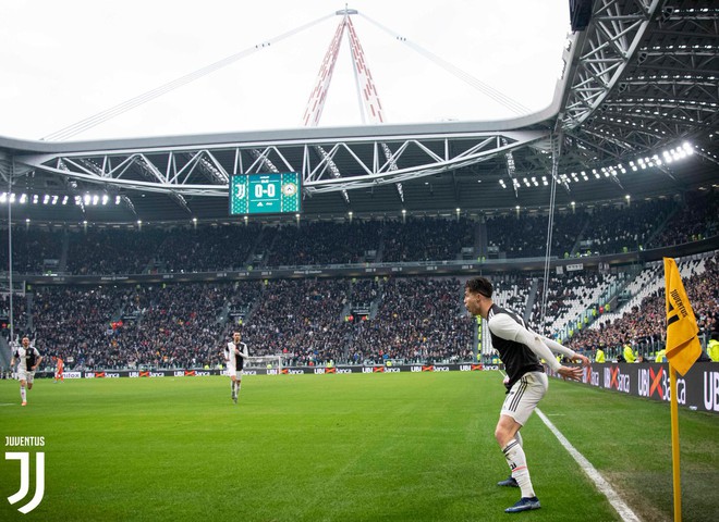 Ronaldo lần đầu lập c&uacute; đ&uacute;p cho CLB sau gần 6 th&aacute;ng, bạn g&aacute;i tr&ecirc;n kh&aacute;n đ&agrave;i lạnh tanh giơ ng&oacute;n tay c&aacute;i như khẳng định: Anh l&agrave; số 1 - Ảnh 2.